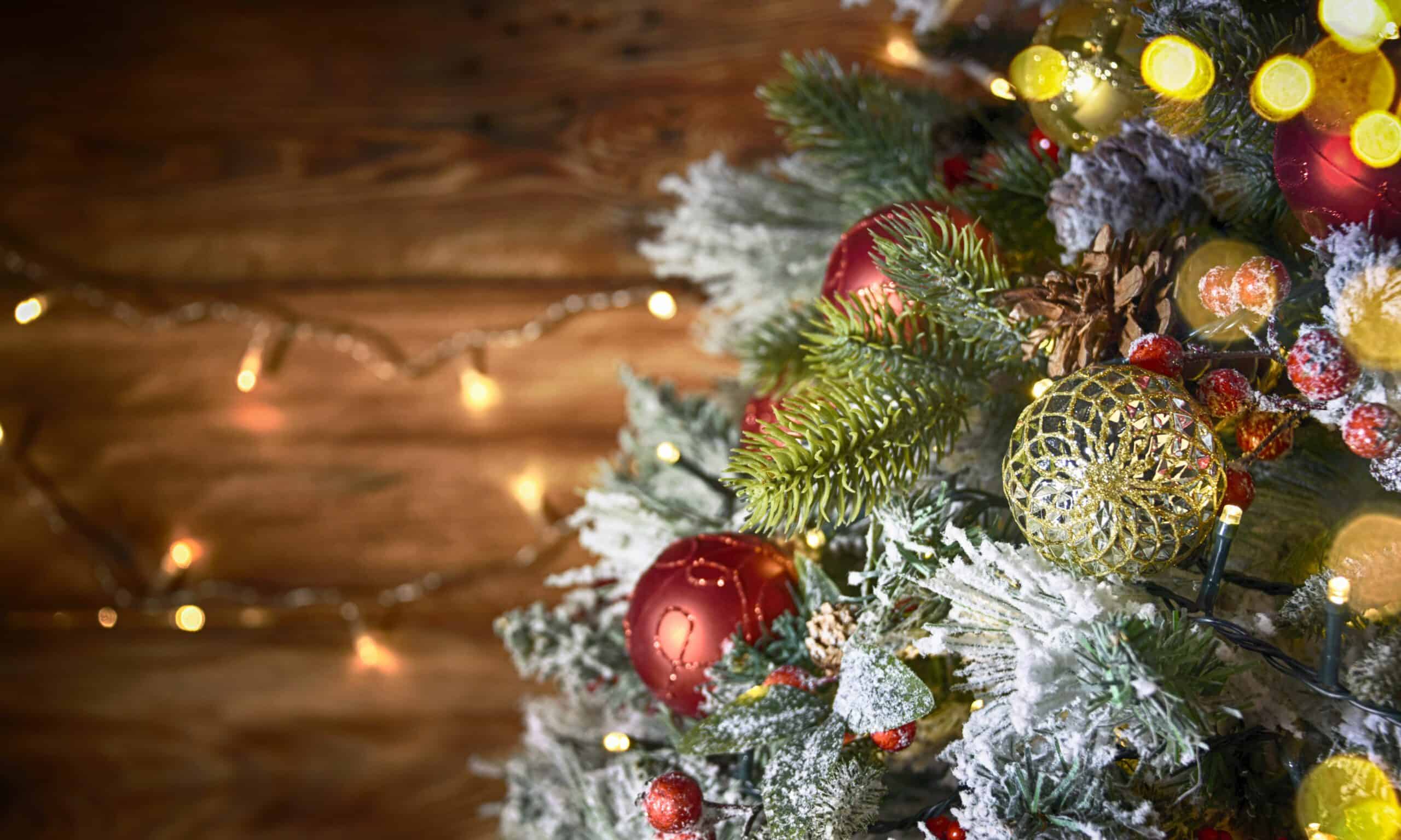 How to Professionally Decorate a Christmas Tree